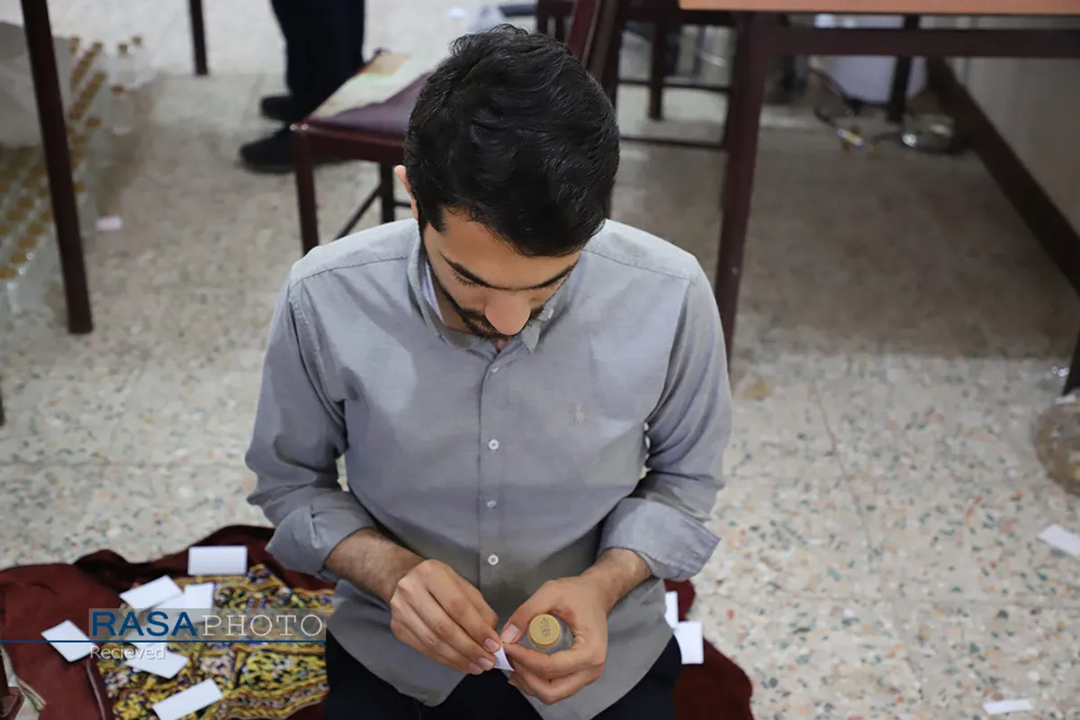 کارگاه تولید "محلول ضدعفونی کننده دست" توسط بسیج دانشجویی خوزستان&lrm;
