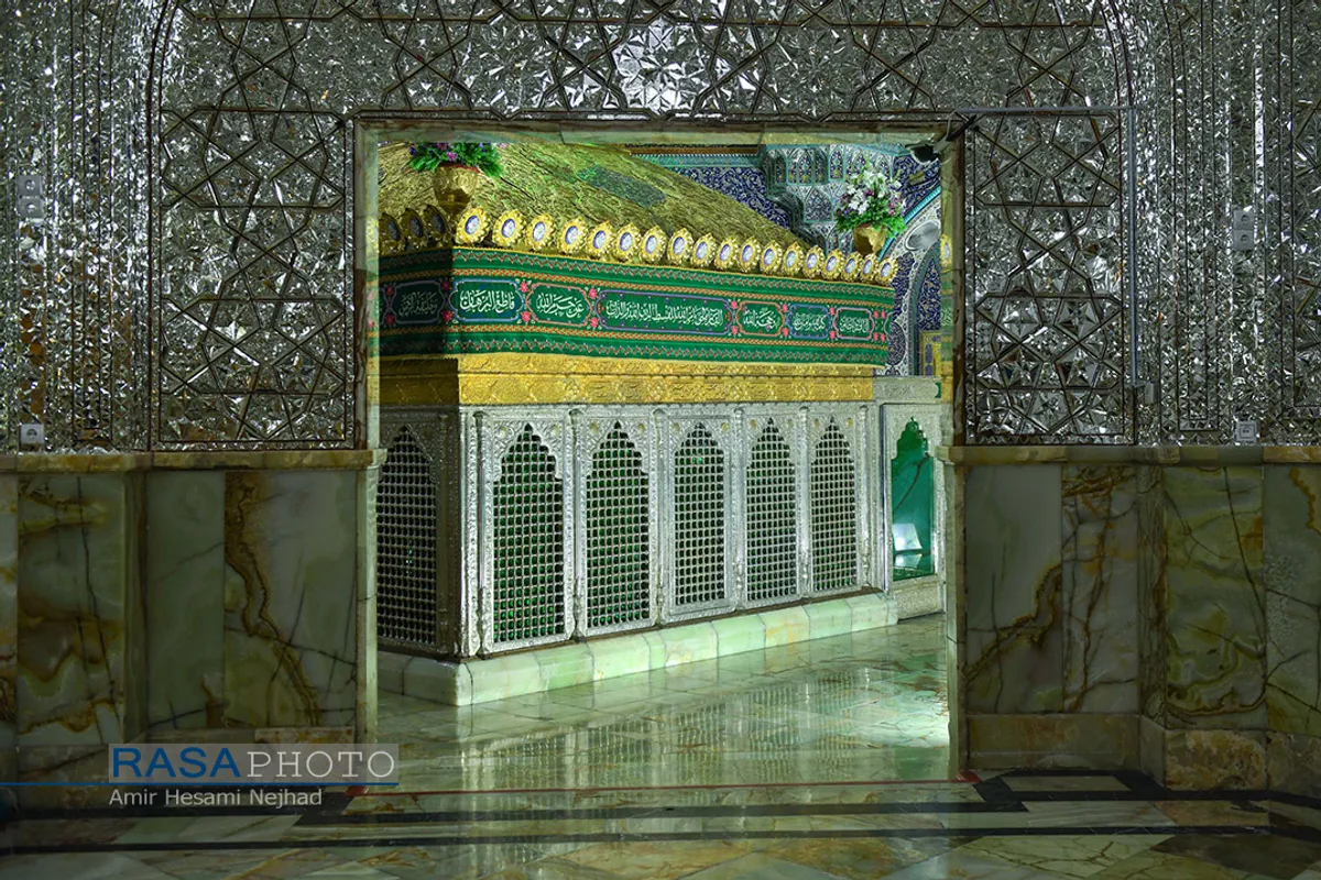 گل&zwnj;آرایی ضریح مطهر حضرت معصومه (س) در شب میلاد پیامبر اعظم (ص)
