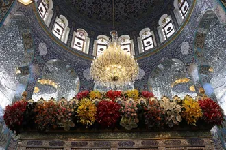 به مناسبت فرارسیدن میلاد باسعادت حضرت زینب سلام الله علیها، حرم آن حضرت با بیش از سی هزار گل اهدایی از سوی بانیان ایرانی، گل&lrm;آرایی شد.