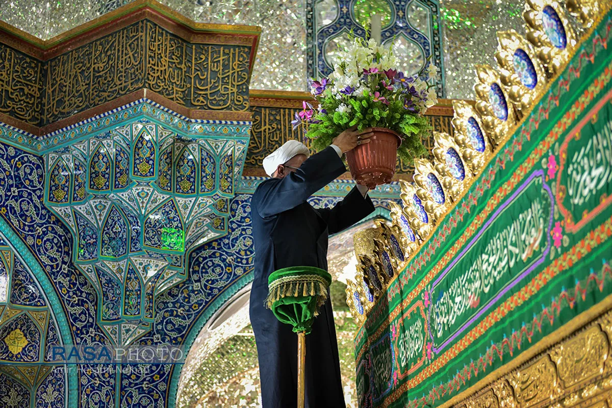 گل&zwnj;آرایی ضریح مطهر حضرت معصومه (س) در شب میلاد پیامبر اعظم (ص)