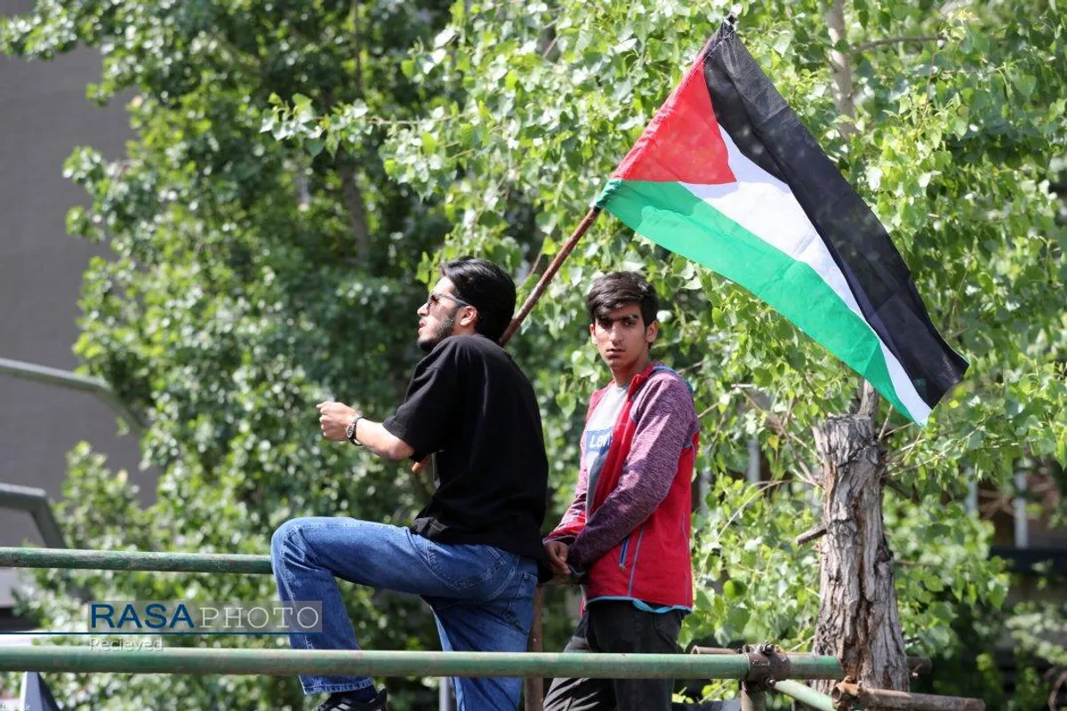 اقامه نماز توسط رهبر معظم انقلاب بر پیکر شهدای خدمت