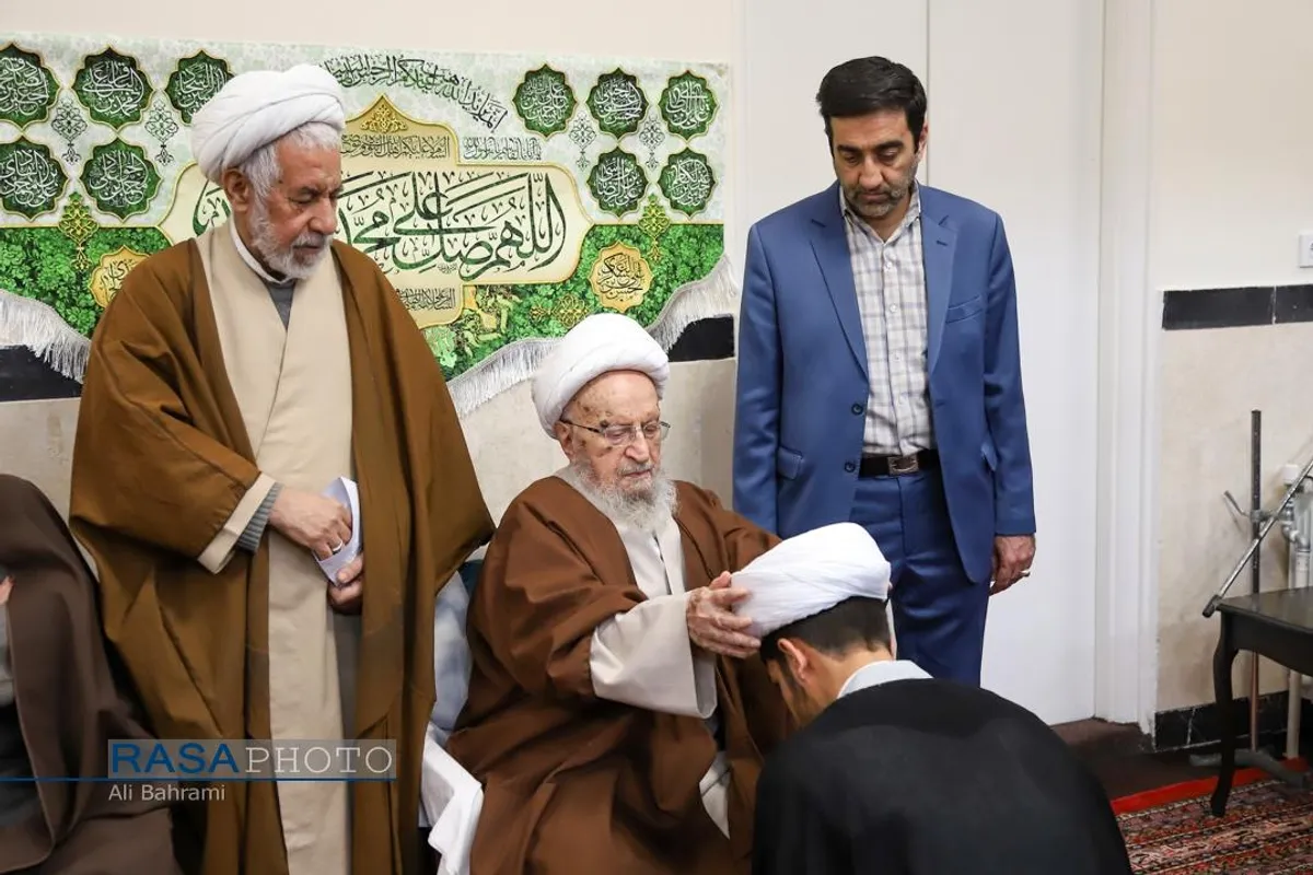 جشن روز مبعث و عمامه&zwnj;گذاری تعدادی از طلاب حوزه علمیه قم در بیوت مراجع تقلید